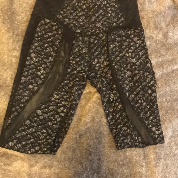 7/8 lululemon legging - Picture 2 of 5